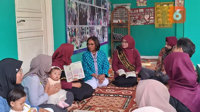 Presiden Bank Dunai Ajay Banga dan istrinya, Ritu Banga, duduk di tengah penyuluhan bersama ibu-ibu di Desa Serdang Kulon, Kab. Tangerang.