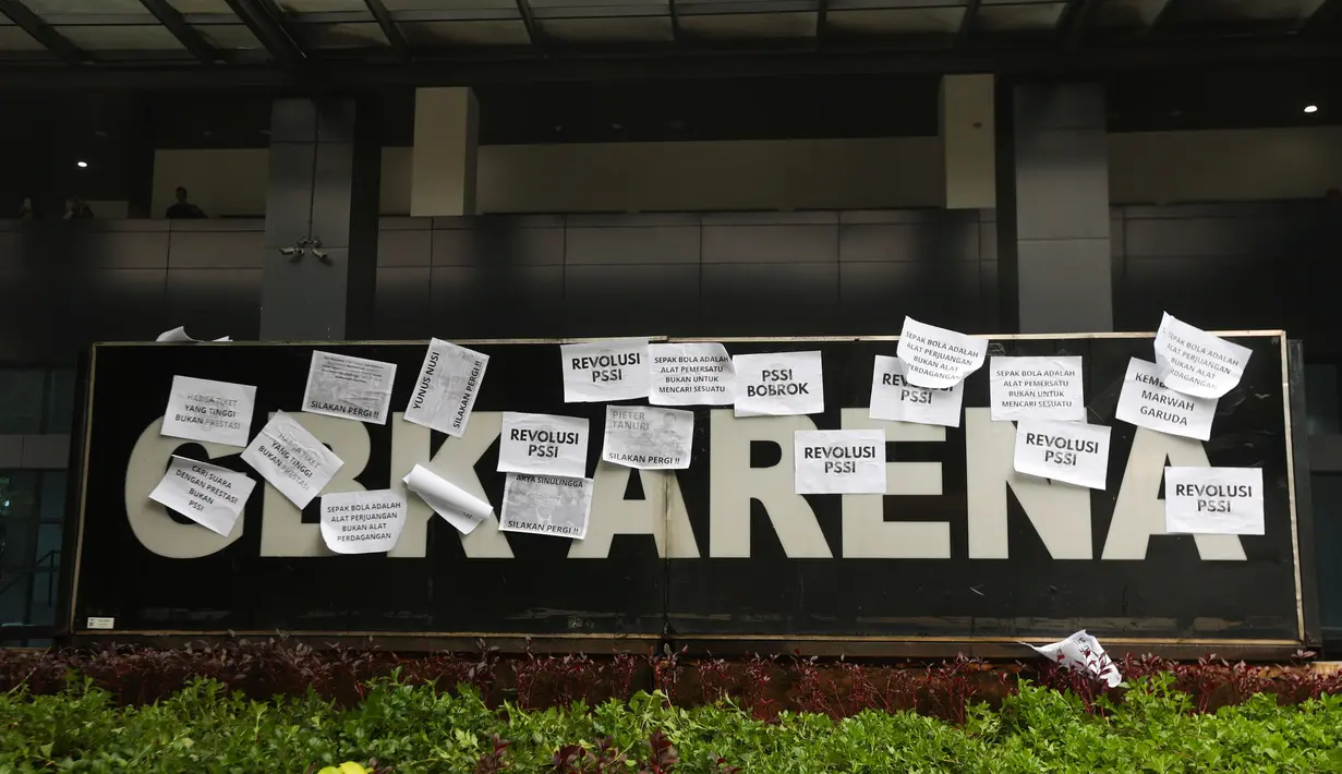 Ultras Garuda mengancam akan menggelar aksi lanjutan jika tuntutan mereka tetap diabaikan. Tampak dalam foto, suporter timnas Indonesia, Ultras Garuda, saat menggelar aksi unjuk rasa di depan Kantor PSSI, GBK Arena, Senayan, Jakarta Pusat, Jumat (14/11/2025). (Bola.com/M Iqbal Ichsan)