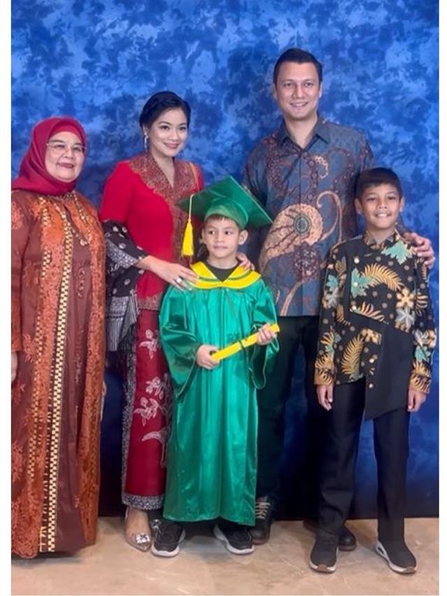 11 Potret Artis Dampingi Anak di Kelulusan Sekolah Tahun 2024, Penuh Rasa Bangga