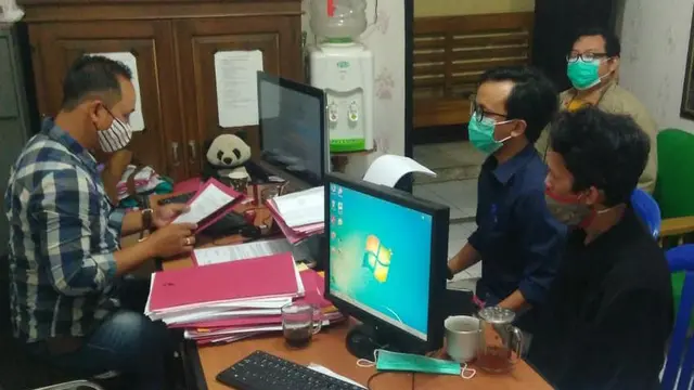 Ustadz tersangka pencabulan santriwati (baju hitam), di Polres Banyumas, Jawa Tengah. (Foto: Liputan6.com/Rudal Afgani Dirgantara)
