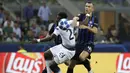 Gelandang Inter Milan, Ivan Perisic, berebut bola dengan bek Tottenham Hotspur, Serge Aurier, pada laga Liga Champions di Stadion Giuseppe Meazza, Milan, Selasa (18/9/2018). Inter Milan menang 2-1 atas Tottenham Hotspur. (AP/Luca Bruno)