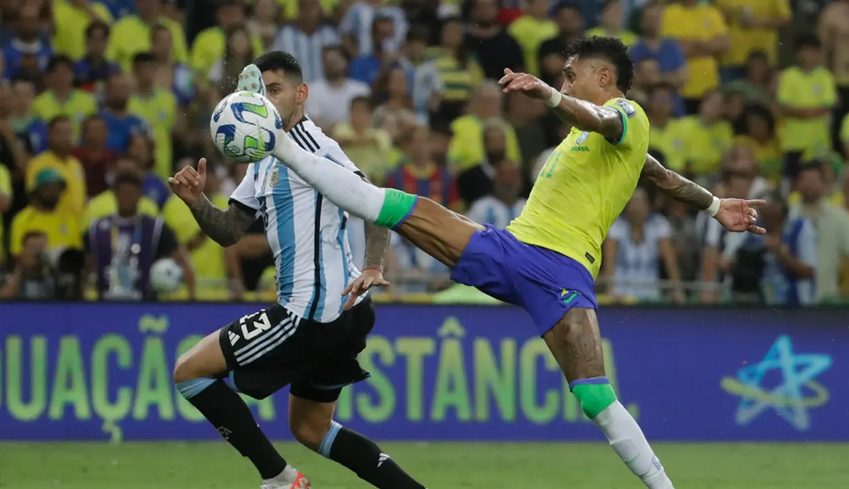 Upaya Brasil untuk menyamakan skor selalu gagal karena pertahanan Argentina begitu solid dan sulit ditembus. Hingga peluit dibunyikan tidak ada tambahan gol tercipta. Argentina pun menang 1-0 atas Brasil. (AP Photo/Bruna Prado)
