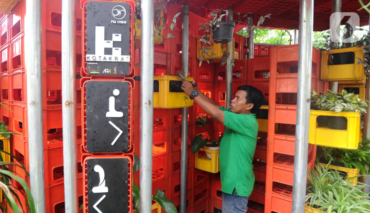 Pegawai merapikan tanaman di musala yang terbuat dari krat minuman botol di Kebunide, Bintaro, Tangsel, Banten, Jumat (24/1/2020). Musala yang baru dua bulan dibangun terbuat dari sekitar 800 krat minuman botol  ini didasari pada ide memanfaatkan barang-barang bekas. (merdeka.com/Arie Basuki)