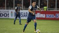 Gelandang Arema FC, Balsa Bozovic, menggiring bola saat melawan Persija Jakarta pada laga Liga 1 di SUGBK, Jakarta, Sabtu (31/3/2018). Persija menang 3-1 atas Arema FC. (Bola.com/Vitalis Yogi Trisna)