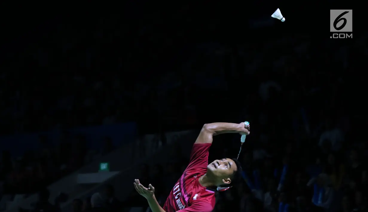 Tunggal putra Indonesia, Tommy Sugiarto melakukan smesh ke pebulu tangkis China Taipei, Chou Tien Chen pada 16 besar Indonesia Open 2018 di Istora GBK, Jakarta, Kamis (5/7). Tommy unggul 21-13, 14-21, 21-18. (Liputan6.com/Helmi Fithriansyah)