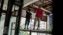 Pekerja menyelesaikan pengerjaan kios penampungan sementara bagi pedagang korban kebakaran di lantai 1 Blok V Pasar Senen, Jakarta, Jumat (24/2). Penampungan sementara tersebut dijadwalkan rampung pada Maret 2017. (Liputan6.com/Gempur M Surya)