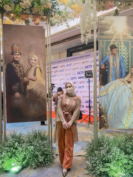 Buat sahabat Fimela yang anti ribet, bisa tiru baju kondangan ala Melody Eks JKT48 ini. Padukan lace outer kimono dengan celana kulot warna brick yang senada dengan outer. (Instagram/melodylaksani92).