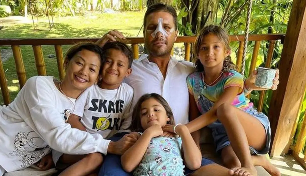Indah Kalalo menikah dengan bule bernama Justin Werner. Justin sendiri memutuskan untuk jadi mualaf sebelum menikah dengan Indah. (Foto: Instagram Indah Kalalo)