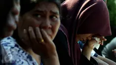 Keluarga korban jatuhnya pesawat Hercules C-130 tampak menunggu di halaman RSUP Haji Adam Malik, Medan, Sumatera utara, Kamis (2/7/2015). Mereka cemas menanti kepastian kabar anggota keluarganya dari tim DVI. (Liputan6.com/Johan Tallo)