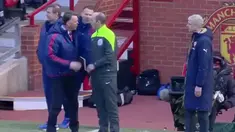 Video aksi Louis van Gaal manajer Manchester United yang memprotes wasit dengan cara menjatuhkan badannya di pinggir lapangan. Sumber video 90min.com