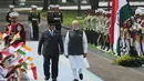 Presiden Prabowo Subianto bersama Perdana Menteri India Narendra Modi berjalan memeriksa pasukan di Istana Merdeka, Jakarta, Selasa, 7 Juli 2026. (AP Photo/Achmad Ibrahim)