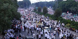 Umat muslim dari berbagai daerah menggelar demo 4 November besar-besaran. Ribuan orang yang didominasi baju putih terlihat diberbagai sudut yang dekat dengan Monas. (dok.Instagram)