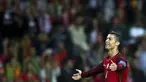 Pada tahun 2009 Bintang Portugal, Cristiano Ronaldo menjadi pemain yang pertama menerima FIFA Puskas Award setelah unggul atas Andreas Iniesta  (EPA/Jose Coelho)