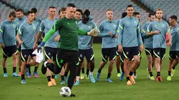 Para pemain Australia menghadiri sesi latihan sehari menjelang Kualifikasi Piala Dunia 2022 zona Asia di Stadium Australia, Rabu (23/3/2022). Big match Australia vs Jepang akan digelar di Stadion Australia, pada Kamis, 24 Maret 2022. (SAEED KHAN / AFP)