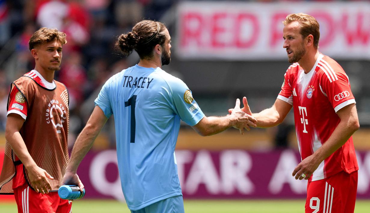 Kiper Auckland City, Conor Tracey, bersalaman dengan pemain Bayern Munchen, Harry Kane, setelah pertandingan Grup C Piala Dunia Antarklub 2025 di TQL Stadium, Minggu (15/06/2025). (AFP/(Photo by Dylan Buell)