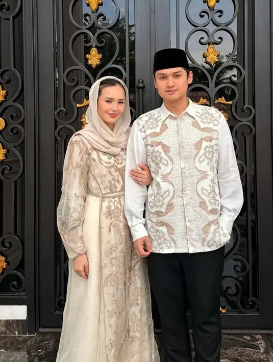 Beby Tsabina dan Rizki Natakusumah menikah 23 Juni 2024. Keduanya kompak mengenakan baju nuansa earth tone di lebaran pertama sebagai suami istri. [@bebytsabina]