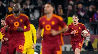 Pemain AS Roma Andrea Belotti (kanan) mencetak gol ke gawang Sheriff pada pertandingan sepak bola Grup G Liga Europa di Stadion Olimpiade, Roma, Italia, Kamis (14/12/2023). AS Roma menang 3-0. (AP Photo/Andrew Medichini)
