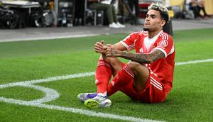 Pemain Bayern Munchen, Luis Diaz, merayakan golnya dengan selebrasi unik khas Diogo Jota, rekan setimnya di Liverpool, dalam kemenangan atas VfB Stuttgart di pertandingan Piala Super Jerman 2025 yang berlangsung di Stuttgart, Minggu (17/8/2025) dini hari WIB. (THOMAS KIENZLE / AFP)