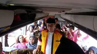 Gubernur DKI Jakarta terpilih Anies Baswedan saat melepas pemudik tujuan Sumatera Barat di Masjid Istiqlal. (Liputan6.com/Rezki Apriliya Iskandar)