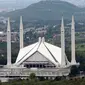 Suasana Masjid Faisal yang kosong selama lockdown parsial yang diberlakukan sebagai langkah pencegahan melawan COVID-19 di Islamabad, Pakistan (2/4/2020). (Xinhua/Ahmad Kamal)