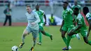 Aksi Wayne Rooney saat melewati adangan para pemain Gor Mahia di SportsPesa Super Cup final di Dar-es-Salaam, (13/7/2017). (AFP/Tony Karumba)