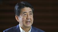 Dalam file foto pada 24 Agustus 2020, Shinzo Abe yang masih menjabat sebagai Perdana Menteri Jepang berbicara kepada media setibanya di kantor perdana menteri. Shinzo Abe yang sebelumnya dalam kondisi kritis di rumah sakit usai penembakan saat acara kampanye dilaporkan meninggal dunia, pada Jumat, 8 Juli 2022. (Kazuhiro NOGI / AFP)