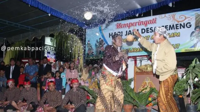Kelapa Muda Digunakan Sebagai Alat Ceprotan