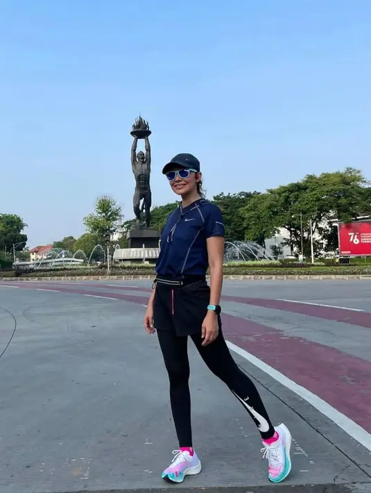 tampil percaya diri dengan baju berwarna biru saat berolahraga adalah pilihan yang tepat. (instagram/najwashihab)