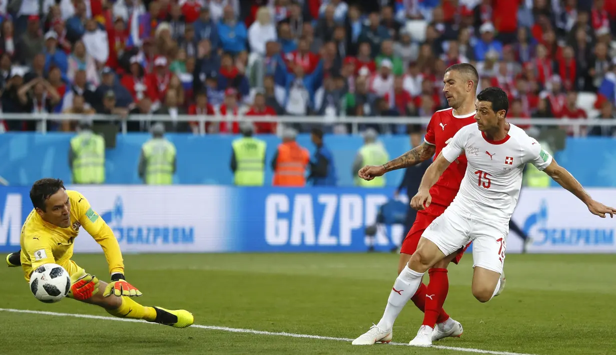 Gelandang Swiss, Blerim Dzemaili, berusaha membobol gawang Serbia pada laga grup E Piala Dunia di Stadion Kaliningrad, Kaliningrad, Jumat (22/6/2018). Swiss menang 2-1 atas Serbia. (AP/Matthias Schrader)