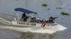 Personel Penjaga Pantai Filipina (Philippine Coast Guard/PCG) latihan kemampuan respons ancaman bom dan penyanderaan di dermaga, Manila, Filipina, 1 Desember 2020. Latihan ini untuk menunjukkan kemampuan dalam memastikan keamanan pelabuhan terutama di musim liburan mendatang. (Xinhua/Rouelle Umali)