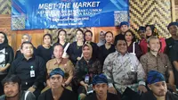 Masyarakat Suku Baduy Luar mendapatkan pelatihan dan sosialisasi penggunaan Quick Respon Code Indonesia Standart (QRIS) dari Bank Indonesia (BI) Kantor Perwakilan (KPw) Banten. (Liputan6.com/Yandhi Deslatama)