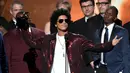 Penyanyi R&B, Bruno Mars mengangkat trofi Album of the Year pada ajang Grammy Awards 2018 di New York City, Minggu (28/1). Tak kurang dari 6 piala Grammy berhasil dibawa pulang termasuk  album of the year untuk 24K Magic. (Kevin Winter/Getty Images/AFP)