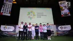 Ketua Umum INASGOC, Erick Thohir (kelima kiri) bersama COO Emtek Group, Sutanto Hartono (ketiga kanan) bergandengan tangan bersama jelang konferensi pers Official Broadcaster Asian Games 2018 di Jakarta, Kamis (8/2). (Liputan6.com/Helmi Fithriansyah)