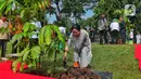 Ketua DPR Puan Maharani melakukan penanaman pohon bersama para delegasi yang hadir pada acara P20 di Taman Energi, Kompleks Parlemen MPR/DPR-DPD, Senayan, Jakarta, Jumat (7/10/2022). Penanaman pohon ini merupakan rangkaian The 8th G20 Parliamentary Speakers’ Summit (P20) yang hari ini merupakan penutupan. (Liputan6.com/Angga Yuniar)