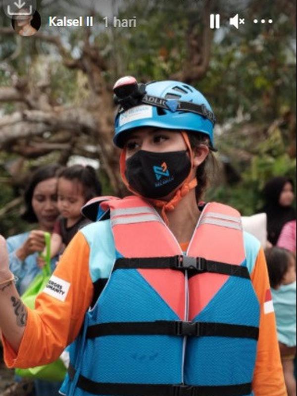 Awkarin jadi relawan banjir di Kalimantan Selatan (Sumber: Instagram/awkarin)