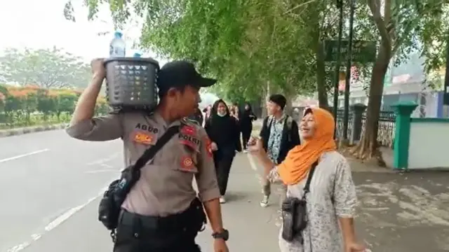 Aksi Aipda Agus Supriadi Bantu Ibu Pedang Asongan di Tengah Demo