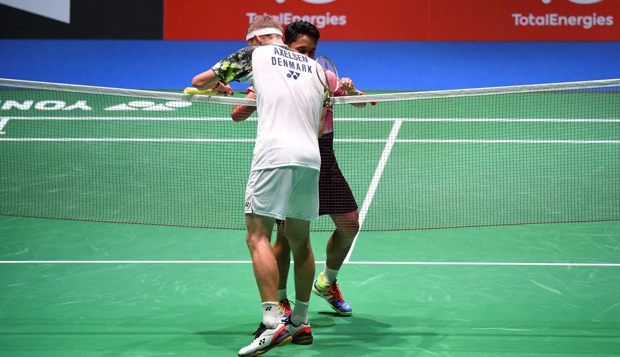 Anthony Ginting yang gagal memberikan perlawan memudahkan jalan Axelsen menang dua gim langsung 21-10, 21-10 di Tokyo Gymnasium. (AFP/Richard A. Brooks)