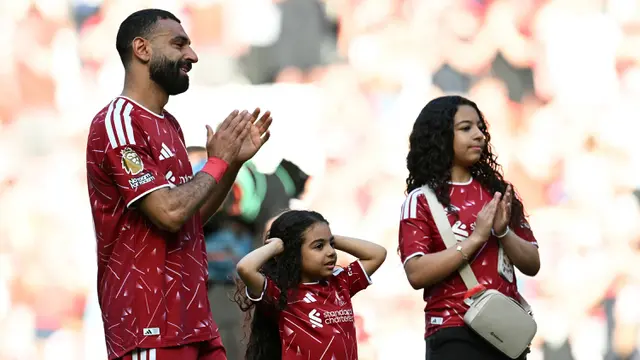 Foto: Anfiled Berselimut Haru, Mohamed Salah Mainkan Laga Terakhir Bersama Liverpool