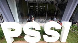 Wartawan menunggu delegasi FIFA-AFC di Kantor PSSI, Senayan, Jakarta, Selasa (3/11/2015). FIFA memiliki agenda pertemuan dengan pihak Asosiasi Pemain, PT Liga Indonesia dan Juga perwakilan Wartawan. (Bola.com / Nicklas Hanoatubun)