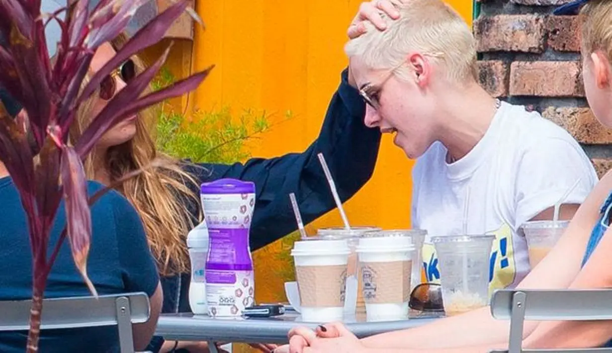 "Jika Kristen ingin meninggalkan Stella dan kembali pada Rob, mereka takkan semesra itu," tambah sumber. (Daily Mirror)