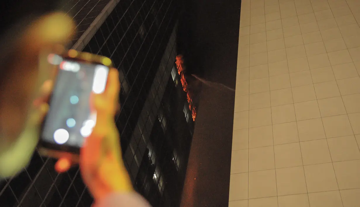 Penampakan Wisma Kosgoro yang terbakar, Jakarta, Senin (9/3/2015). Tingginya gedung dan hembusan angin yang kencang membuat pemadam kebakaran mengalami kesulitan (Liputan6.com/Faizal Fanani)