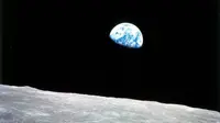 Foto "Earthrise" atau Bumi terbit dari Apollo 8 (NASA)