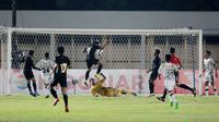 Penyerang Timnas Indonesia, Kushedya Hari Yudo, mencetak gol ke gawang Bali United pada laga uji coba di Stadion Madya, Minggu (7/3/2021). (Bola.com/ Ikhwan Yanuar Harun)