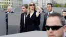 Putri dan penasihat Presiden AS Donald Trump, Ivanka Trump berjalan diantara bangunan saat mengunjungi Memorial to the Murdered Jews of Europe di Berlin, Jerman (25/4). Tempat tempat juga dikenal dengan nama Holocaust Memorial. (AP/Micheal Sohn/Pool)