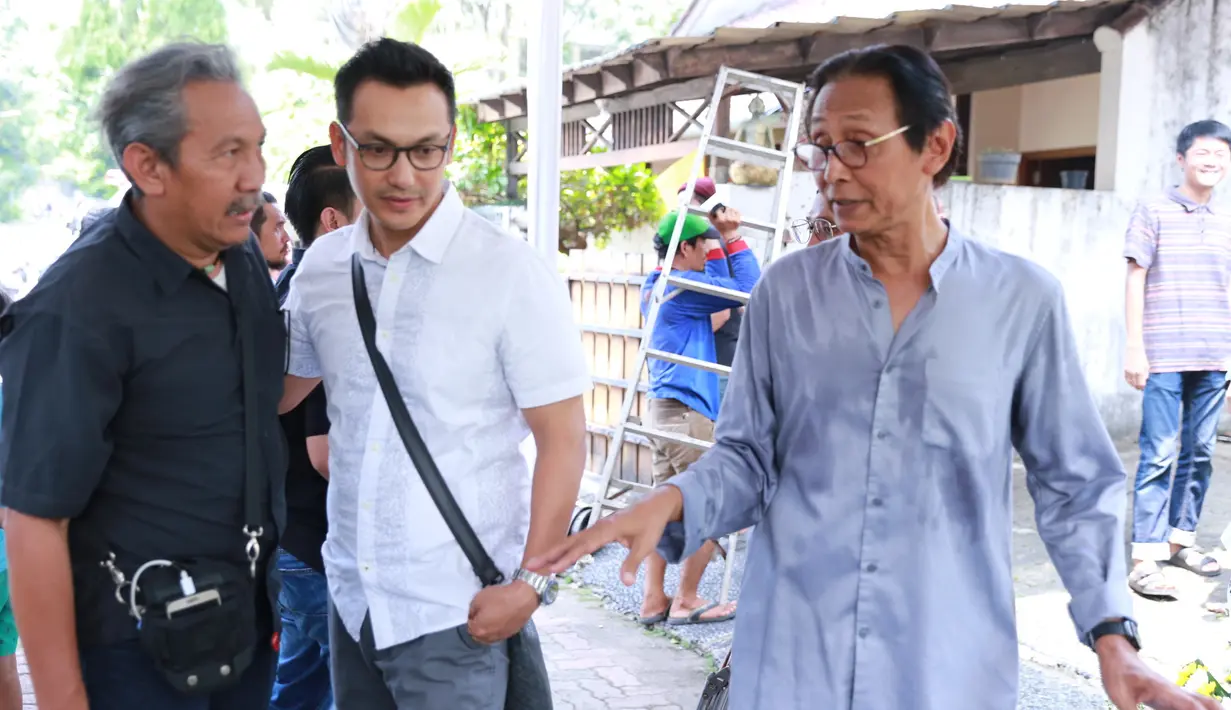 Gunawan saat memberikan penghormatan terakhirnya kepada idolanya artis senior Deddy Sutomo di rumah duka, kawasan Rempoa, Ciputat, Tangerang Selatan Rabu (18/4/2018). (Adrian Putra/Bintang.com)