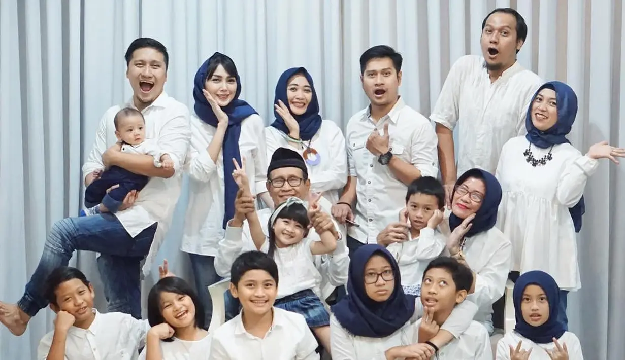 "Dorongan suami cukup kuat hingga akhirnya Mbak Fenita berhijab. Anak-anaknya juga sudah sering tanya kapan berhijab," kata Sonny saat dihubungi Bintang.com, Kamis (4/1/2018). (Foto: instagram.com/ariekuntung)