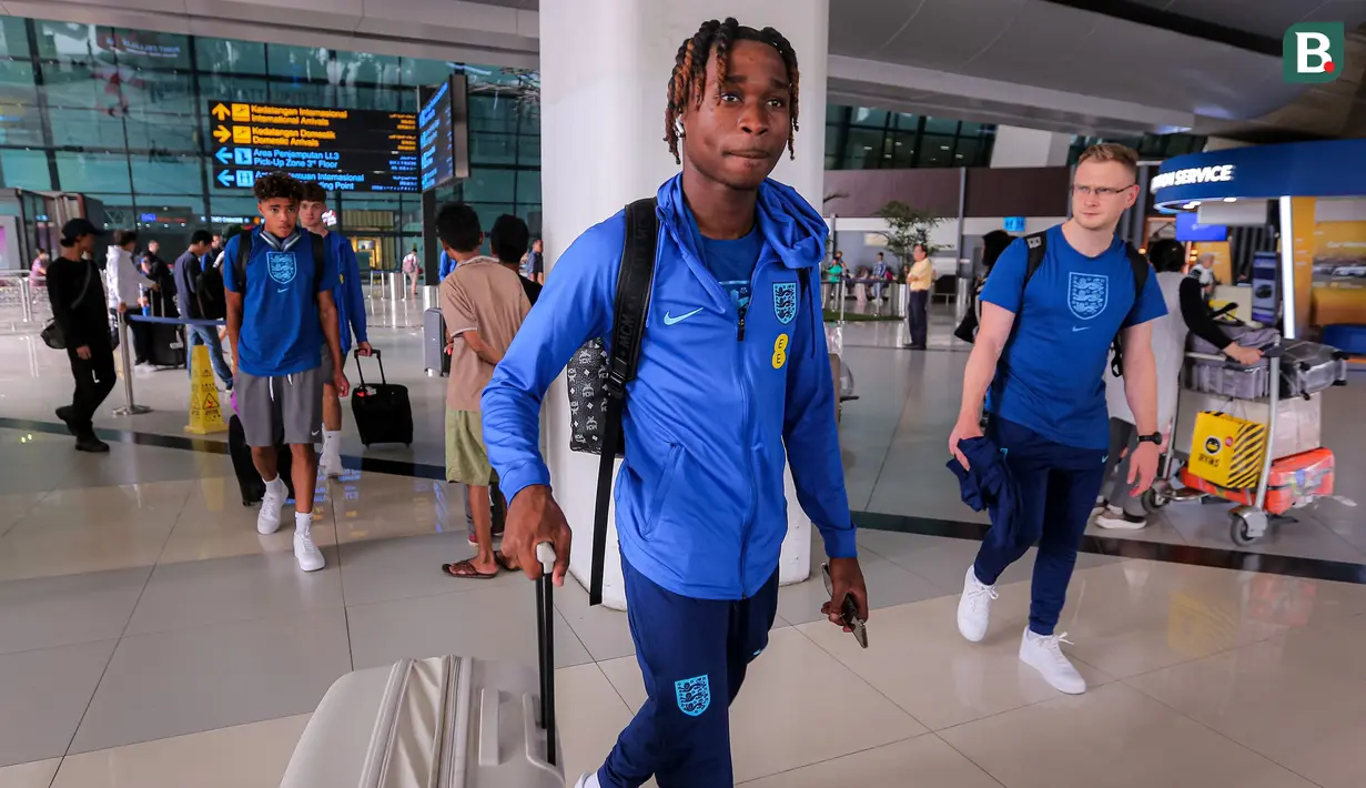 <p>Pemain Timnas Inggris U-17, Joel Ndala dan rekannya saat tiba di Terminal 3 Bandara Soekarno Hatta, Tangerang, Banten menjelang Piala Dunia U-17 2023 pada Jumat (03/11/2023). (Bola.com/Bagaskara Lazuardi)</p>