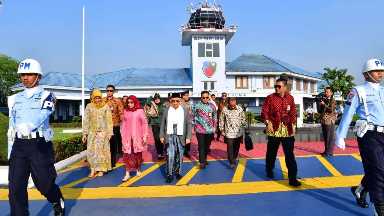 Wakil Presiden Ma'ruf Amin dan istrinya, Wury Ma'ruf bertolak ke Magelang melalui Yogyakarta dari Halim Perdanakusuma. (dok Setwapres)