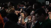Umat Kristen Katolik terlihat khusyuk berdoa saat mengikuti Misa Pontifikal Natal di Gereja Katedral, Jakarta, Senin (25/12). Panitia Gereja Katedral mengatakan, telah menyiapkan 4.400 kursi yang bisa digunakan jemaah. (Liputan6.com/Faizal Fanani)