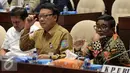 Mendagri Tjahjo Kumolo (tengah) saat mengikuti rapat kerja di Kompleks Parlemen, Senayan, Jakarta, Selasa (6/12). Rapat itu membahas netralitas pegawai negeri sipil dalam pilkada serentak 2017. (Liputan6.com/Johan Tallo)